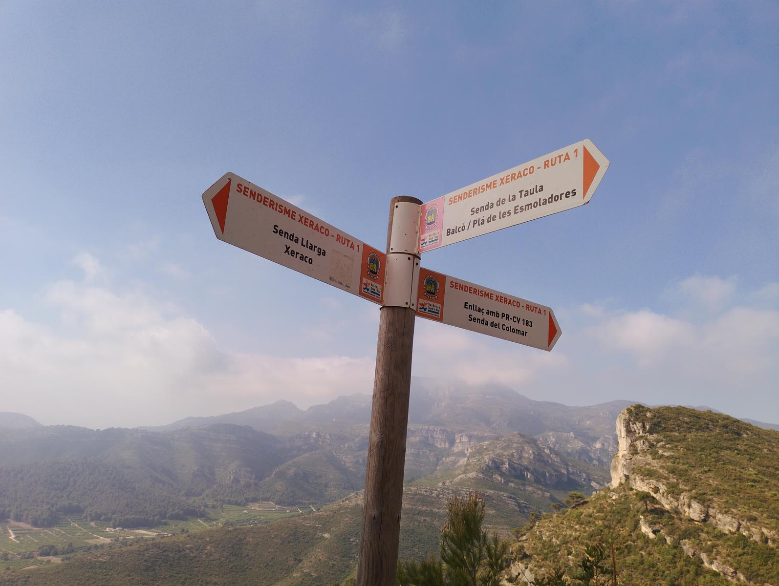 Señalización de senderos en las montañas de Xeraco