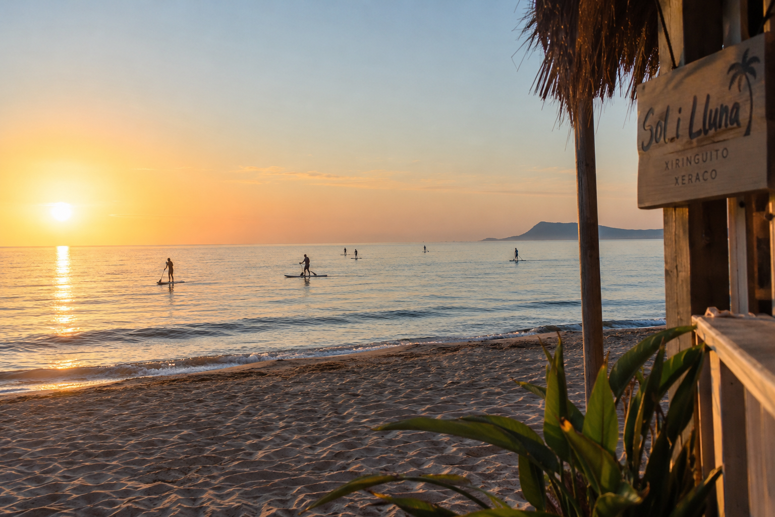 Personas practicando paddle surf junto a la costa